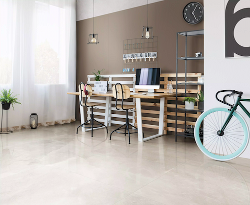 Płytki Florim Rock Salt White Gold na podłodze w jasnym wnętrzu z biurkiem.